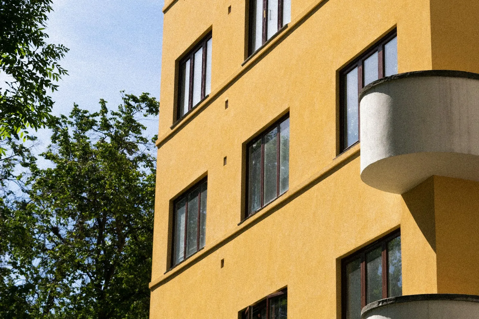 Düzce’de modern, deprem yönetmeliğine uygun çok katlı konut apartmanı cephesi