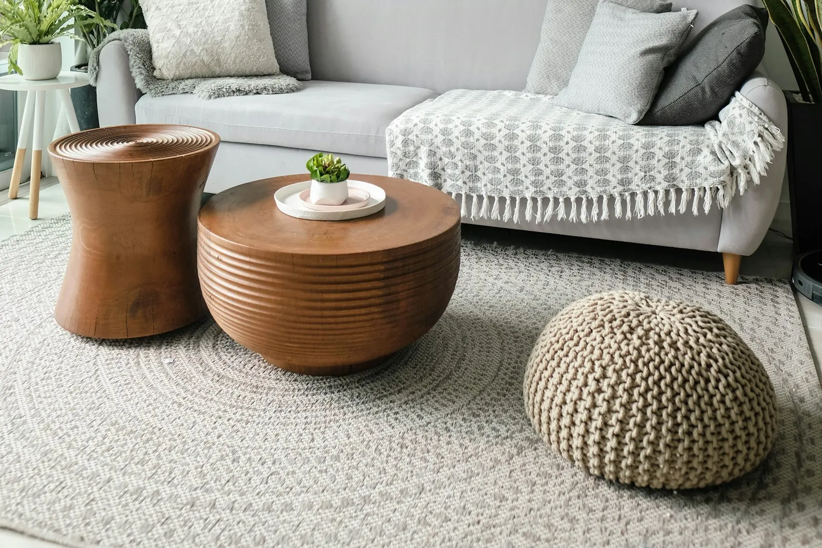 Düzce’de huzurlu bir oturma odasında ahşap detaylar ve konforlu ev ortamı